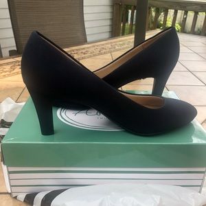 New 8 1/2 navy blue pumps